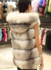 16-033June fox fur vest with hood  (1)