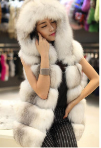 16-033June fox fur vest with hood  (7)