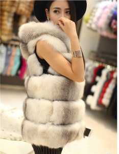 16-033June fox fur vest with hood  (9)