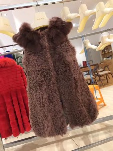 1704180 lamb fur vest with fox fur collar eileenhou lvcomeff (1)