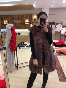 1704180 lamb fur vest with fox fur collar eileenhou lvcomeff (2)